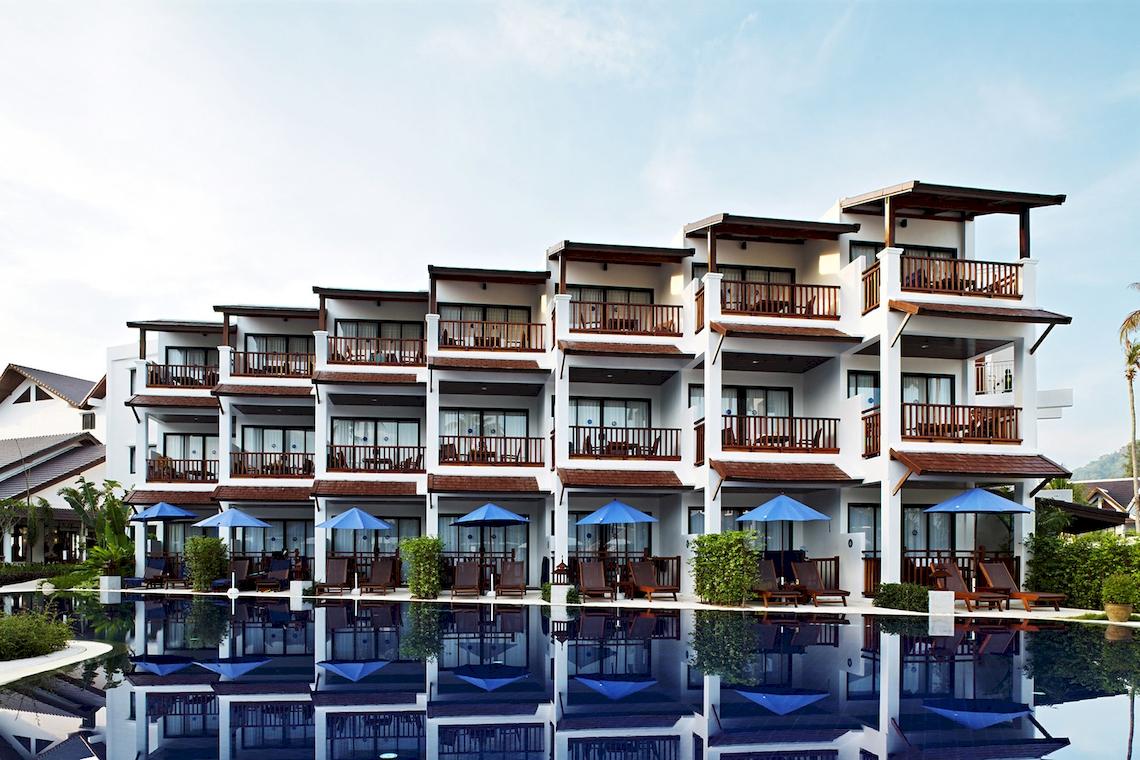 Außenansicht des Sunwing Kamala Beach Hotels mit Swimmingpool und Sonnenschirmen.