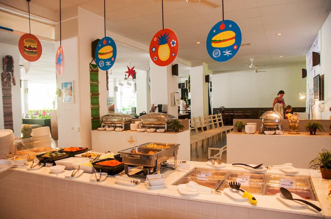 Buffetbereich im Sunwing Kamala Beach Hotel mit verschiedenen Gerichten und Dekorationen.