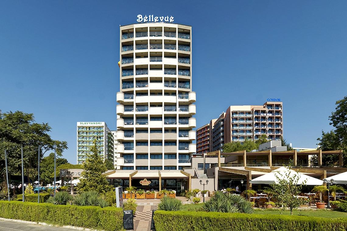 Bellevue Hotel Außenansicht mit mehreren Gebäuden im Hintergrund und davor einem Garten.