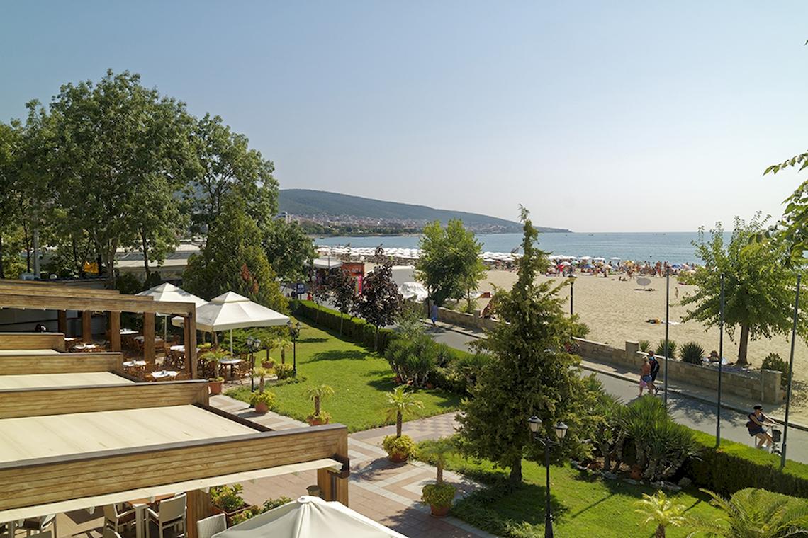 Außenansicht des Bellevue Hotels mit Blick auf den Strand und die Berge