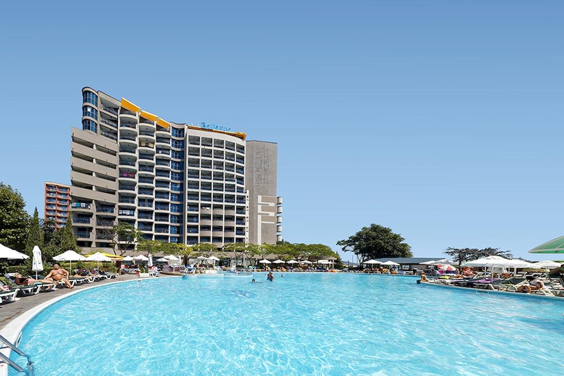 Außenbereich des Bellevue Hotels mit großem Pool und Sonnenliegen