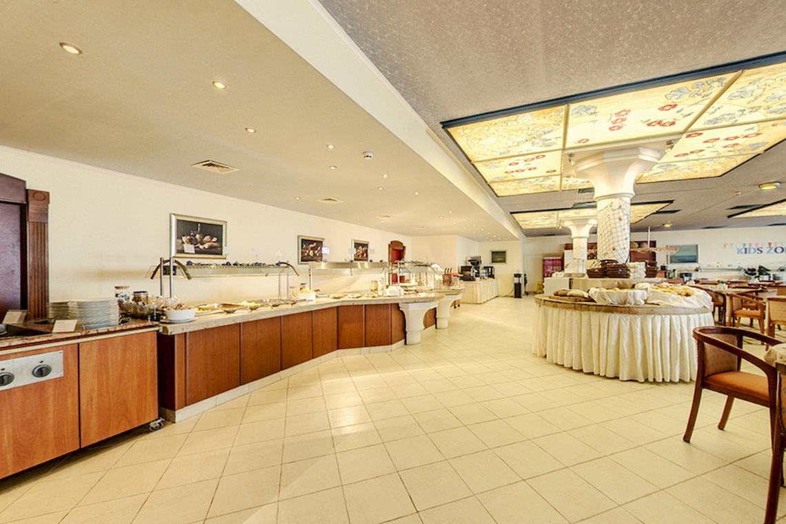 Frühstücksbuffet im Bellevue Hotel mit verschiedenen Essenstheken und Sitzgelegenheiten.