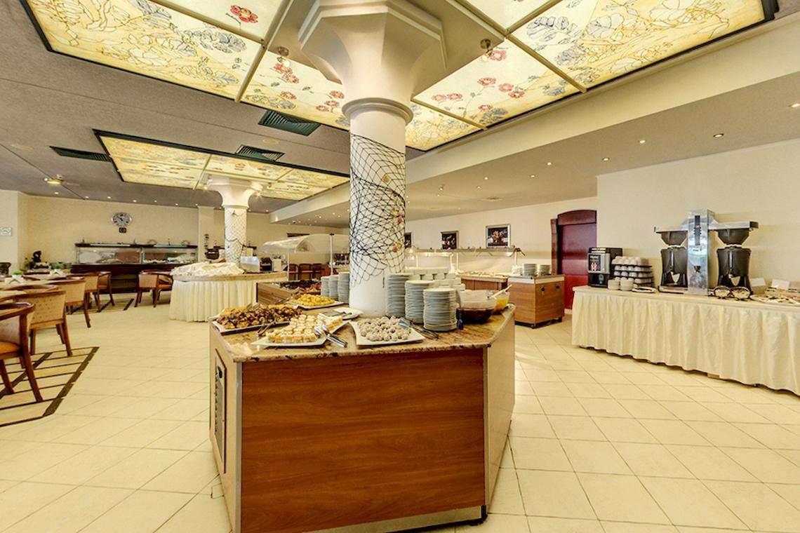 Innenansicht des Bellevue Hotels Restaurant mit Buffet und Dekoration.