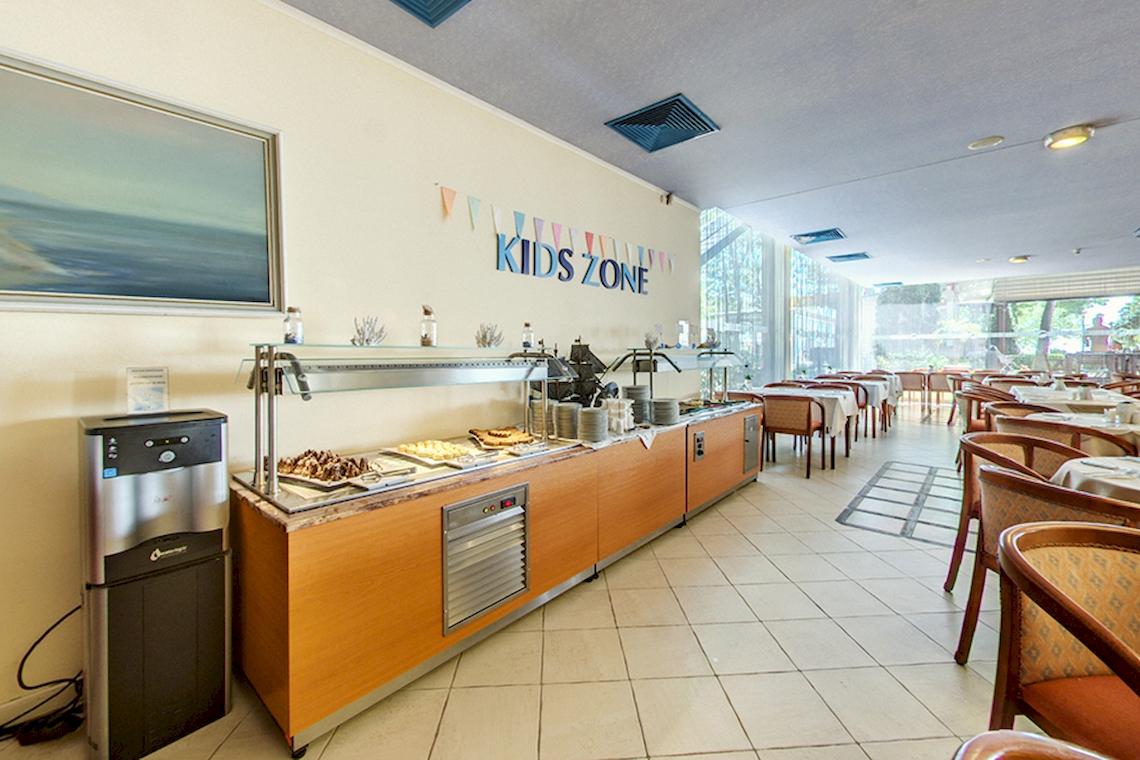 Kinderzone im Bellevue Hotel mit Buffet, Tischen und Stühlen.