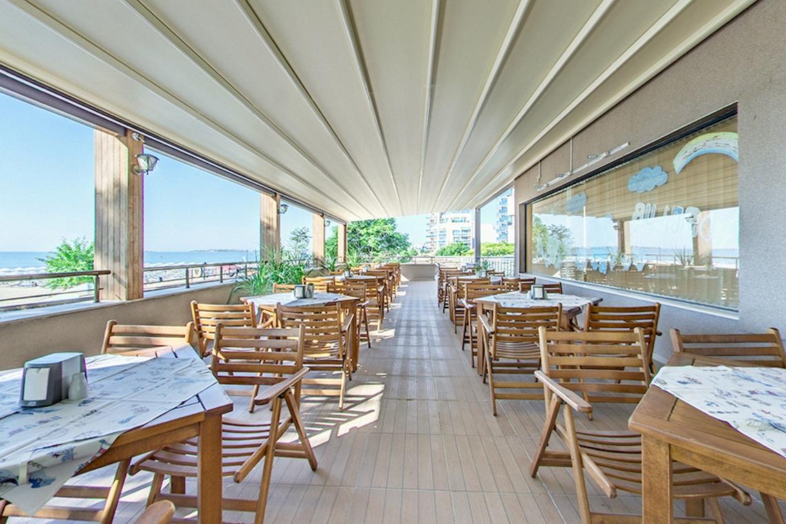 Terrasse des Bellevue Hotels mit Blick auf das Meer