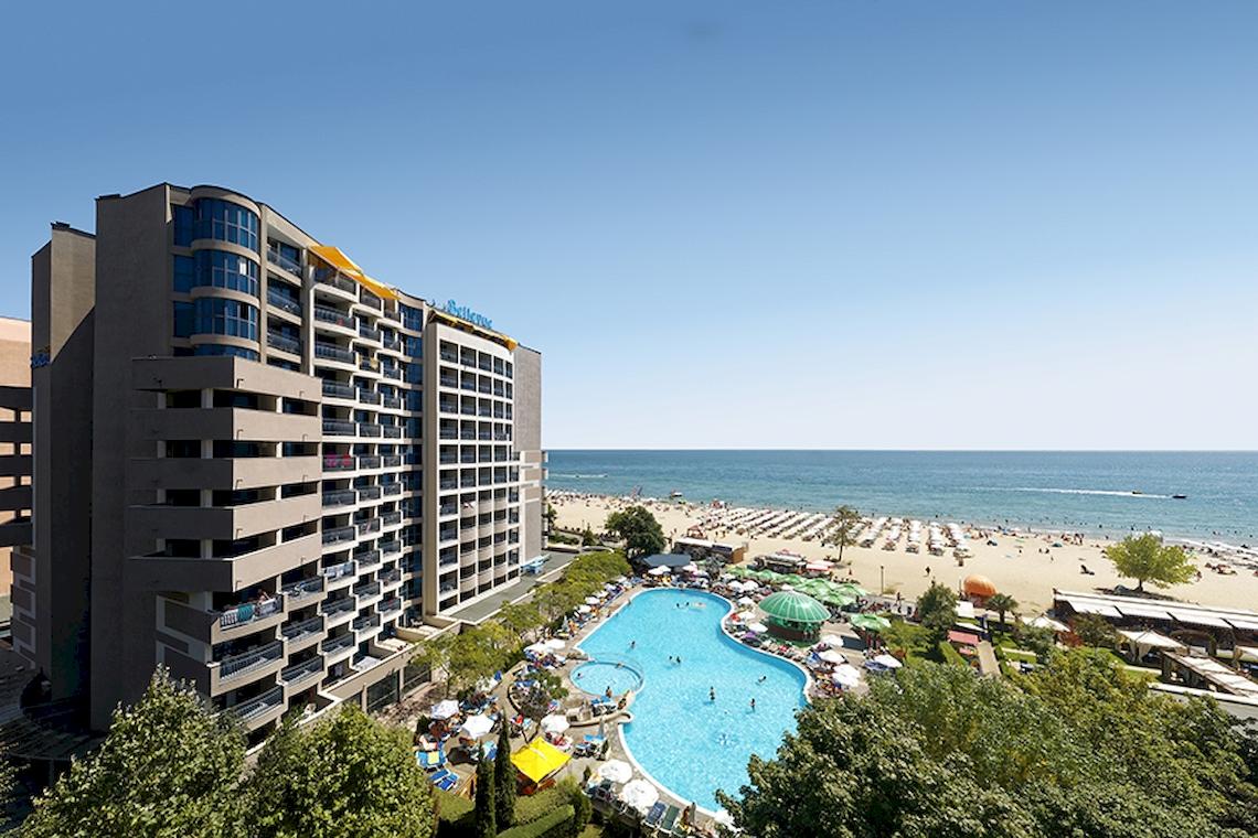 Bellevue Hotel mit Pool und Strandaussicht