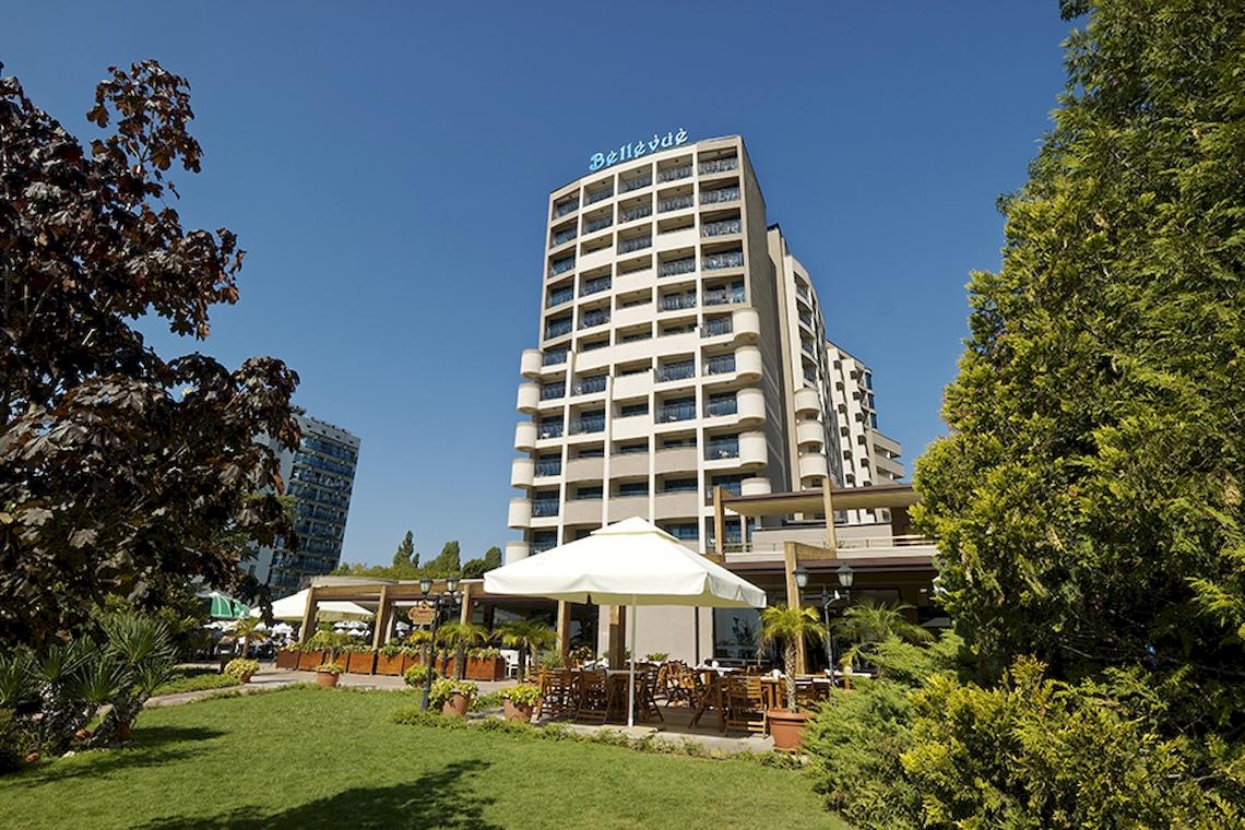 Außenansicht des Bellevue Hotels mit großem Außenbereich und mehreren Terrassen.