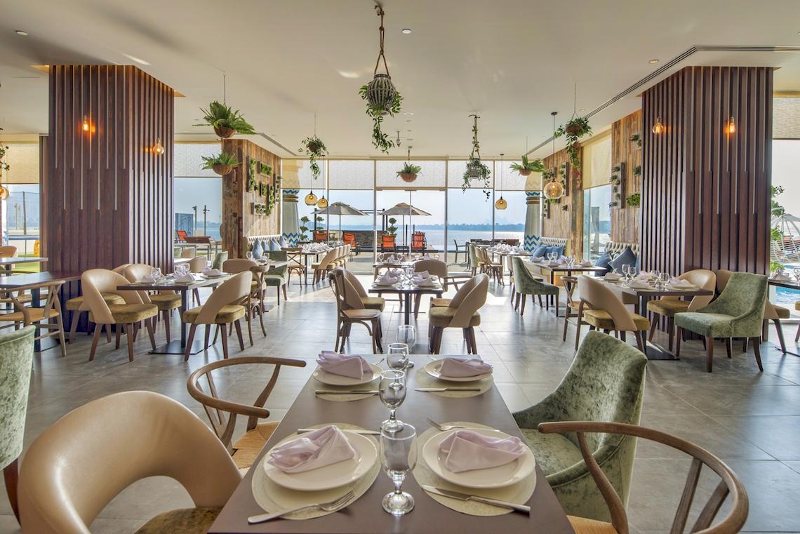 Restaurant im Royal Central Hotel The Palm mit Blick auf das Meer.
