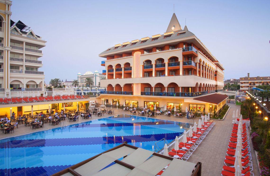 Außenansicht des Side Orange Palace Hotels mit Pool und Loungebereich