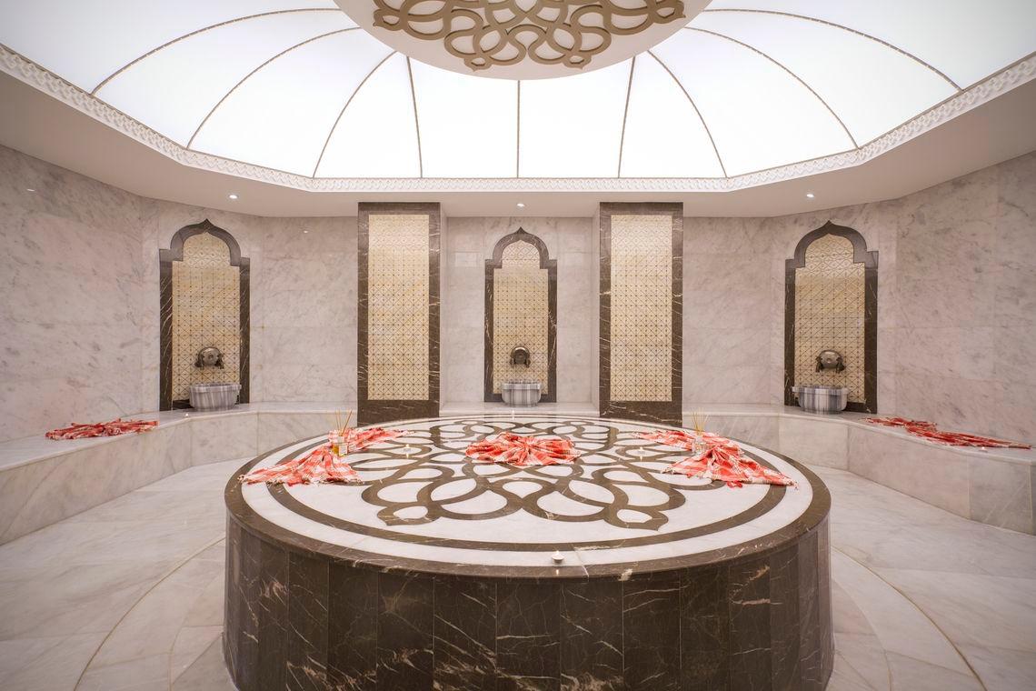 Innenansicht des Hammams im Side Orange Palace Hotel mit Marmorwänden und zentralem Tisch