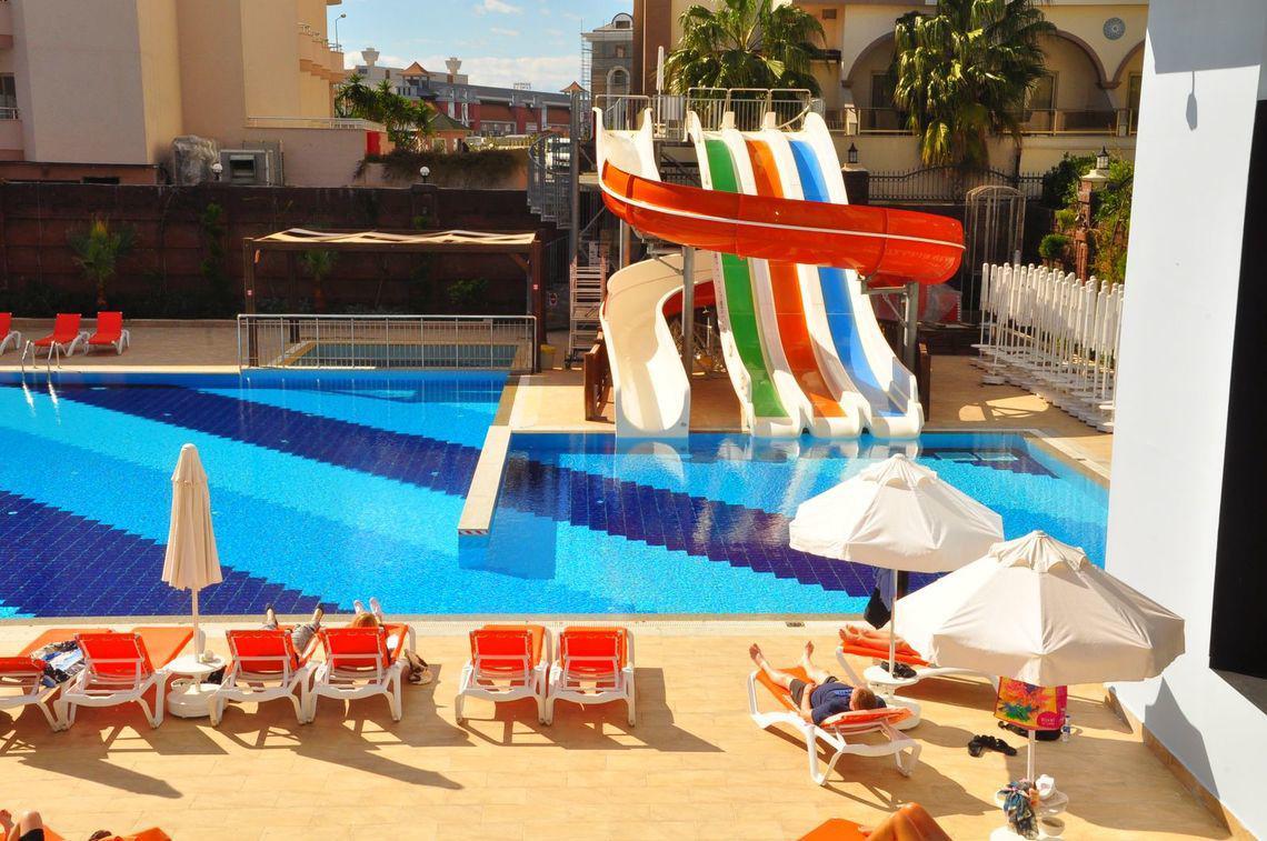 Pool und Wasserrutsche im Side Orange Palace Hotel.