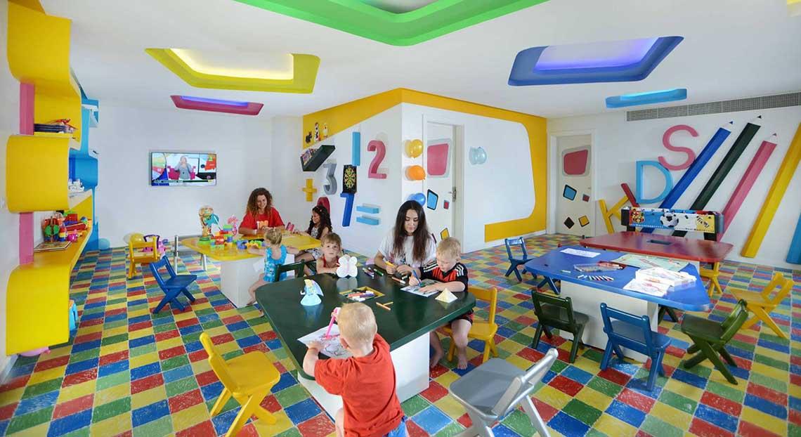 Kinderbetreuungsbereich im Pickalbatros White Beach Resort mit bunten Farben und farbigen Blöcken auf dem Boden.