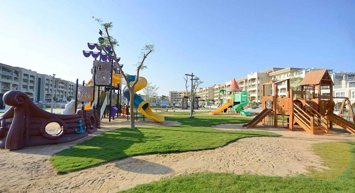 Spielplatz im Pickalbatros White Beach Resort mit verschiedenen Rutschen und Spielgeräten.