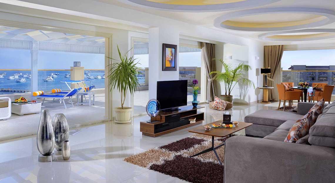Wohnzimmer des Pickalbatros White Beach Resort mit Blick auf das Meer und moderne Einrichtung.