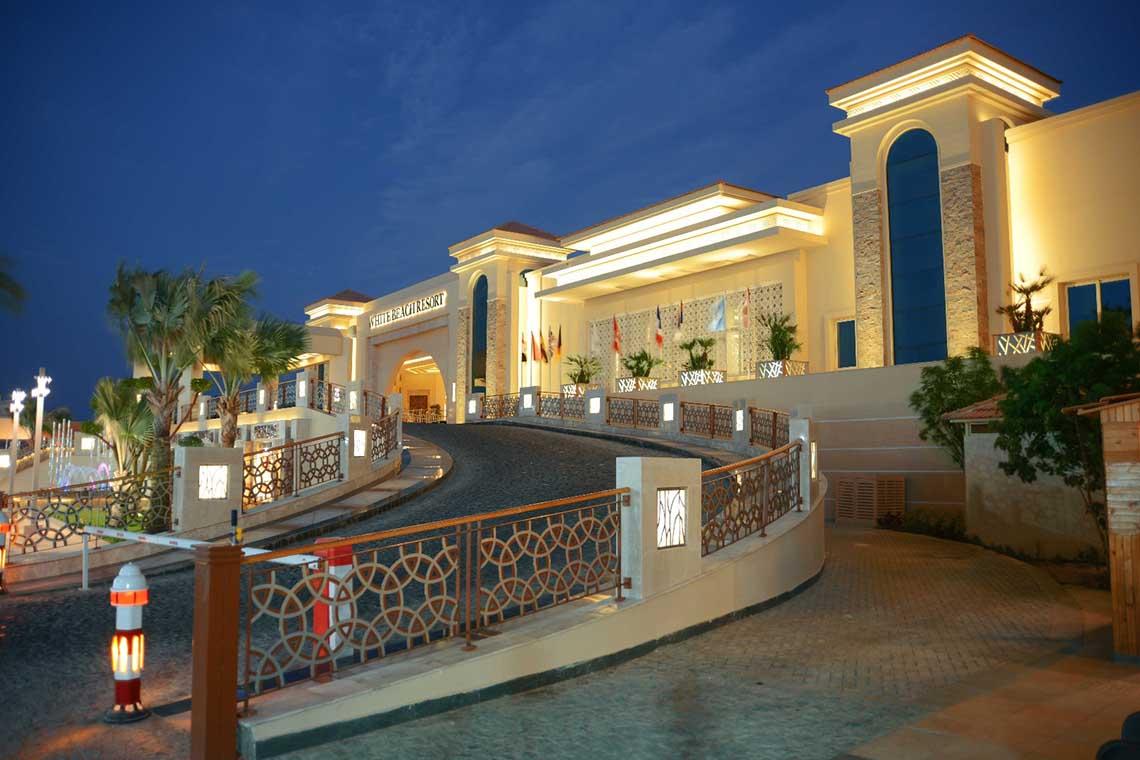 Aufnahme des Pickalbatros White Beach Resorts, das im Mondlicht erstrahlt.