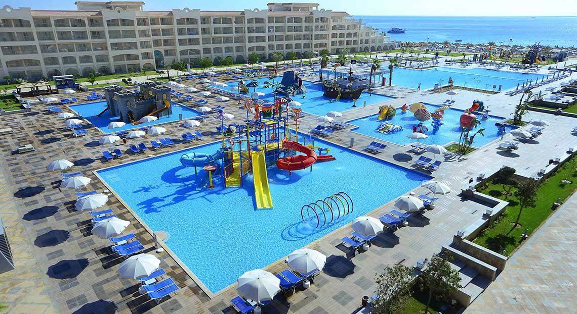 Außenansicht des Pickalbatros White Beach Resort Wasserparks mit mehreren Pools, Rutschen und Spielgeräten.
