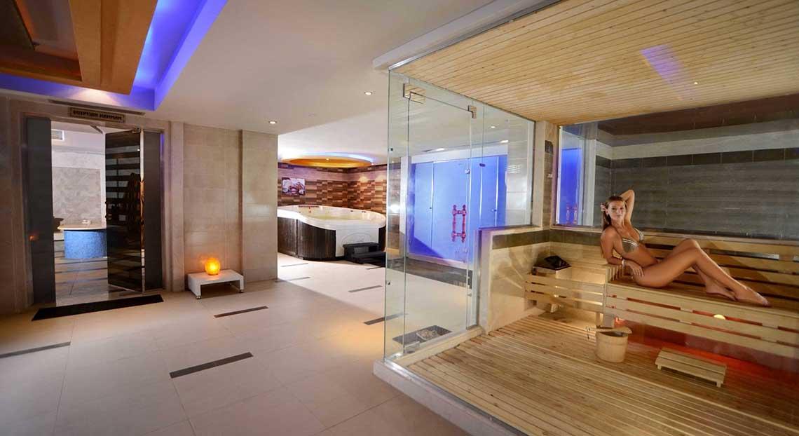 Im Pickalbatros White Beach Resort befindet sich ein moderner Saunabereich mit Glaswänden und Holzbänken.