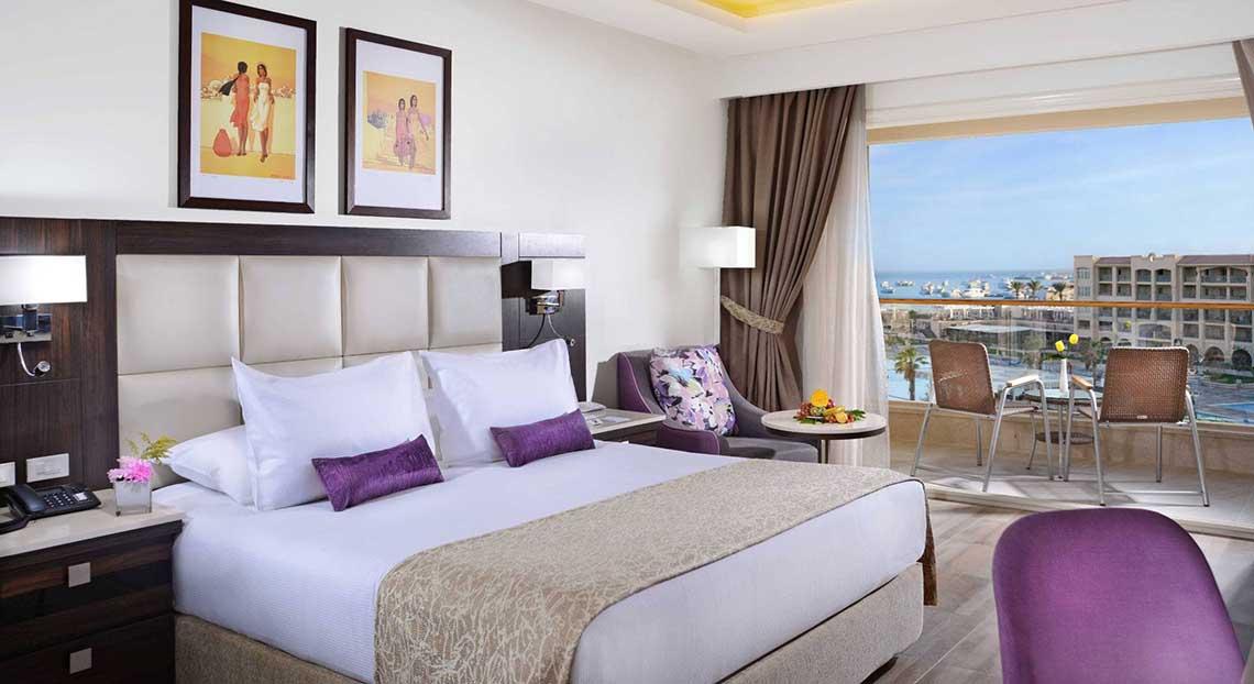 Ein elegantes Hotelzimmer im Pickalbatros White Beach Resort mit Blick auf das Meer.