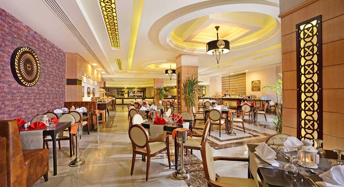 Restaurant im Pickalbatros White Beach Resort mit eingerichteten Tischen und Stühlen.