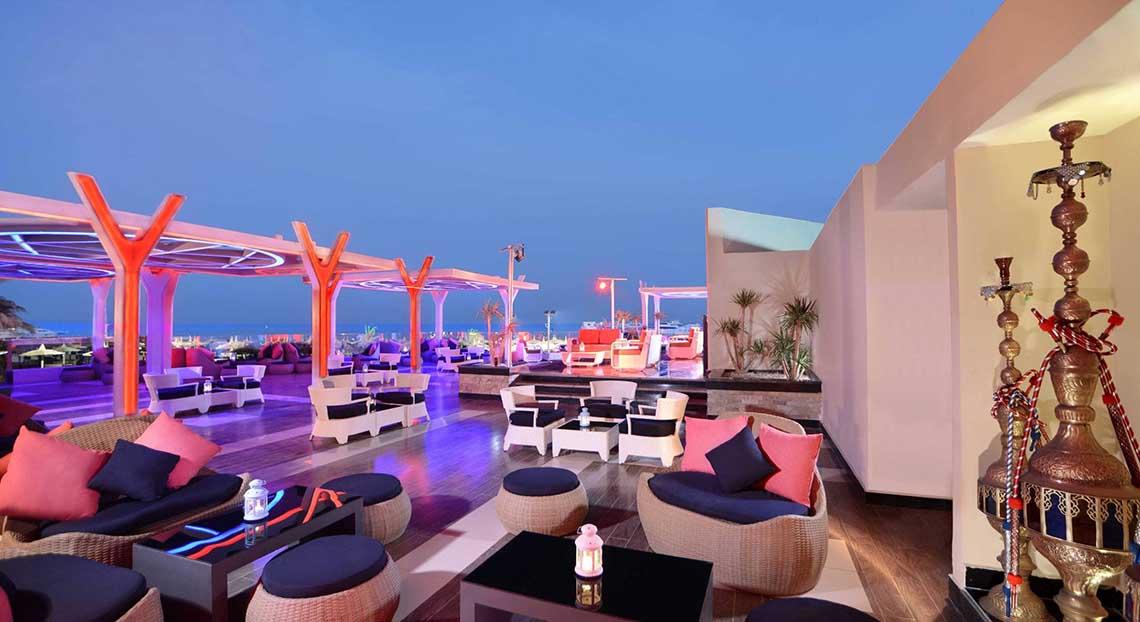 Loungebereich des Pickalbatros White Beach Resort mit Möbeln und Beleuchtung.