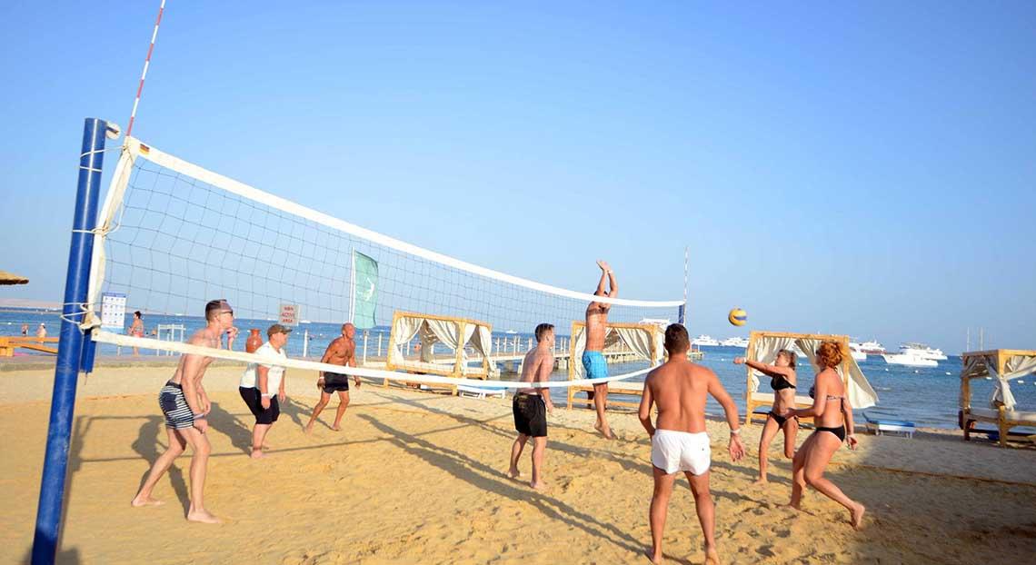 Gruppe von Männern und Frauen spielt Volleyball am Strand des Pickalbatros White Beach Resort