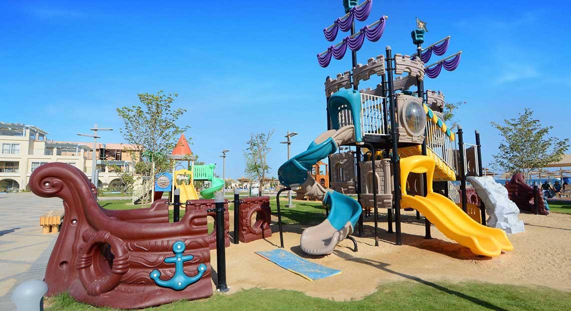 Spielplatz im Pickalbatros White Beach Resort mit einem Piratenschiff und Rutschen