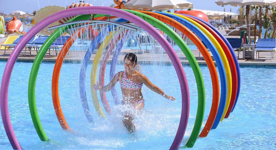 Frau im Pickalbatros White Beach Resort Pool beim Spielen mit Wasserschlauch