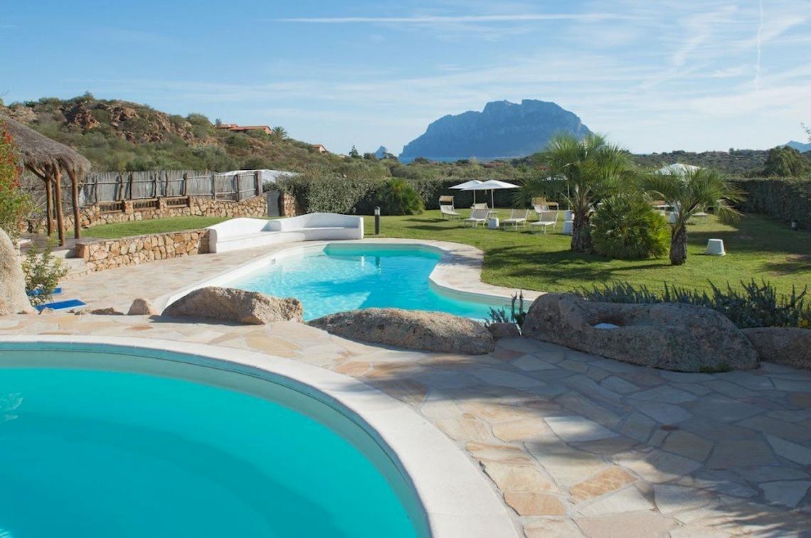 Außenpool des Hotel Ollastu Resort mit Blick auf eine ländliche Landschaft