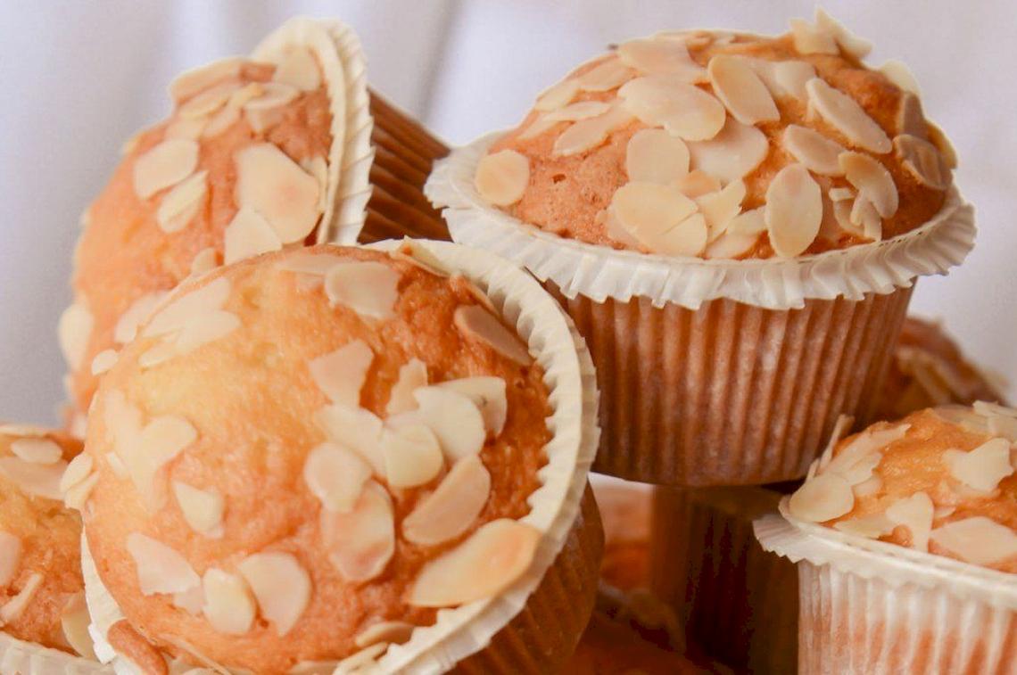 Nahaufnahme von Mandel-Muffins in Papierförmchen.