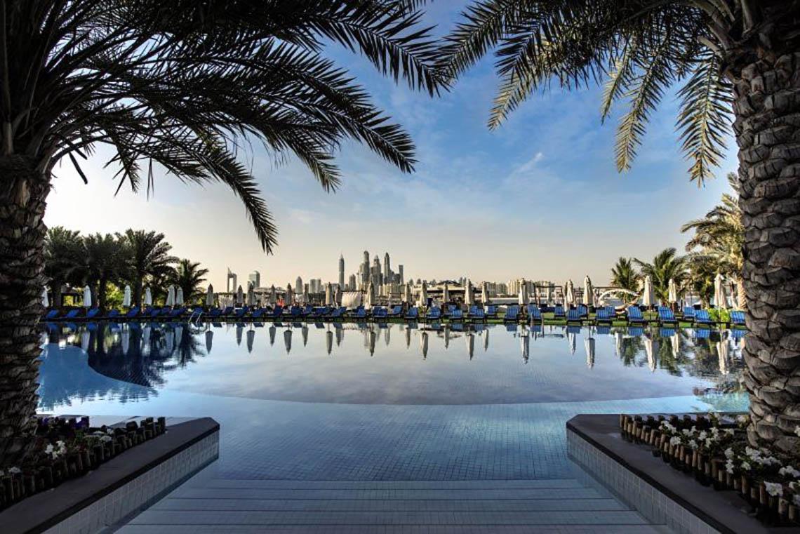 Schwimmbecken mit Stadtblick im Rixos Hotel