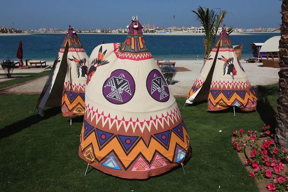 Vier farbenfrohe Tipis am Strand des Rixos The Palm Hotel & Suites