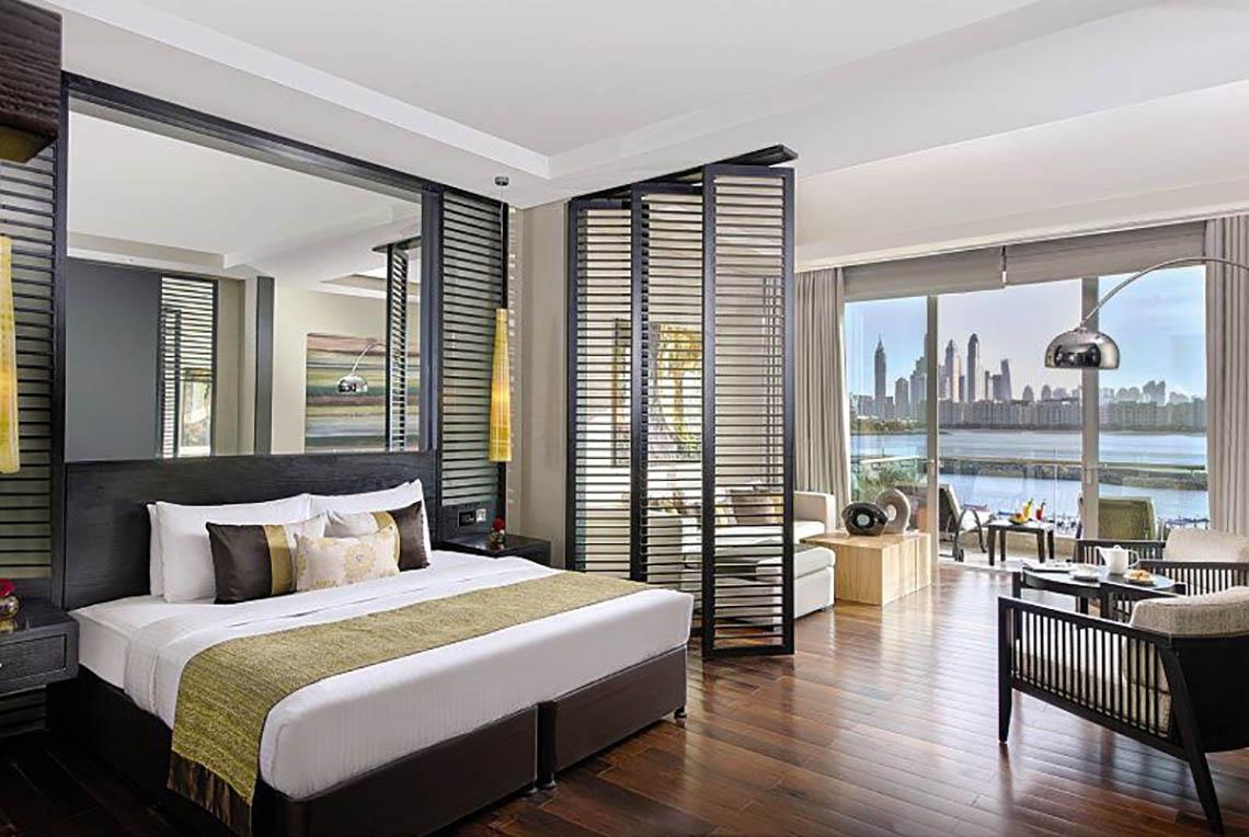 Innenansicht einer Suite im Rixos The Palm Hotel mit Blick auf die Stadt