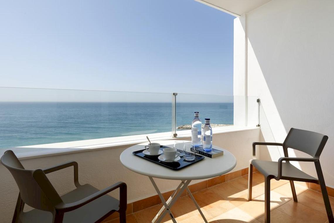 Balkon des Playabonita Hotels mit Blick auf das Meer von einem modernen Zimmer.