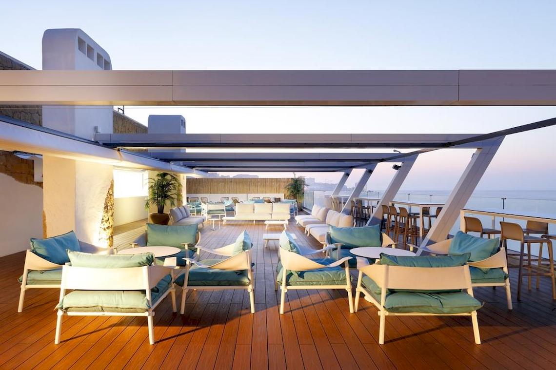 Abendliche Terrasse des Playabonita Hotels mit Blick auf das Meer.
