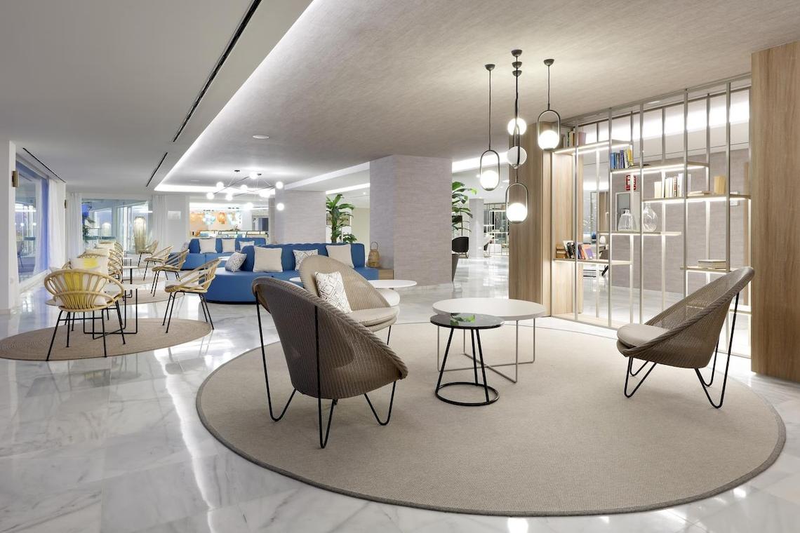 Lobby des Playabonita Hotels mit modernen Möbeln und hellem Interieur.