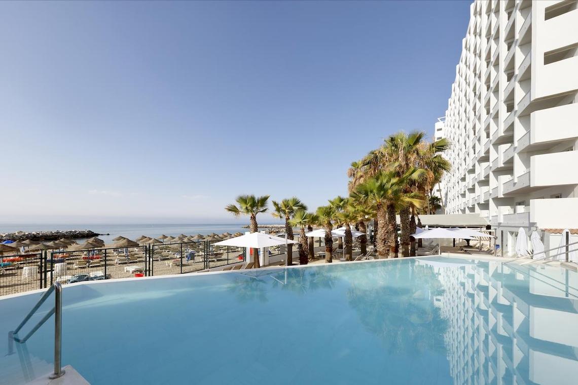 Außenpool am Playabonita Hotel mit Blick auf den Strand und das Meer.