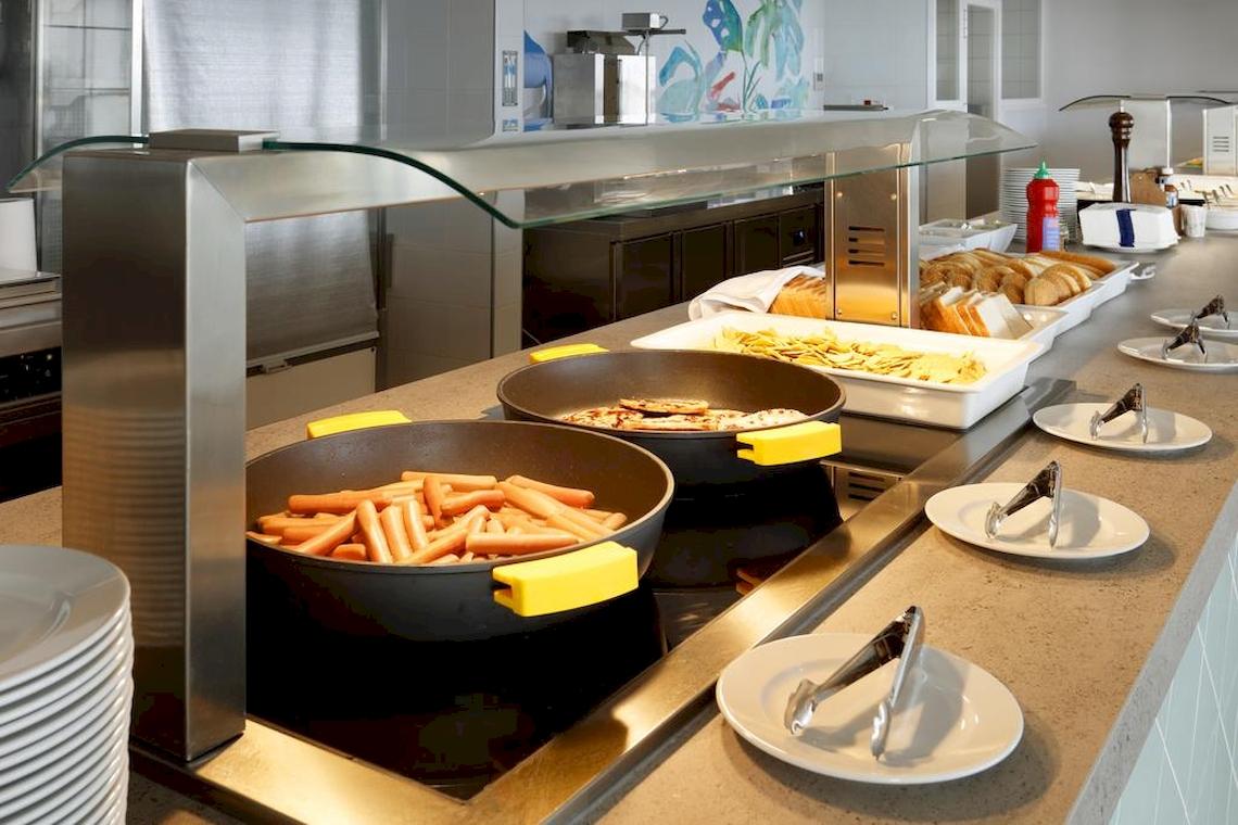Frühstücksbuffet im Playabonita Hotel mit verschiedenen Speisen und Schüsseln