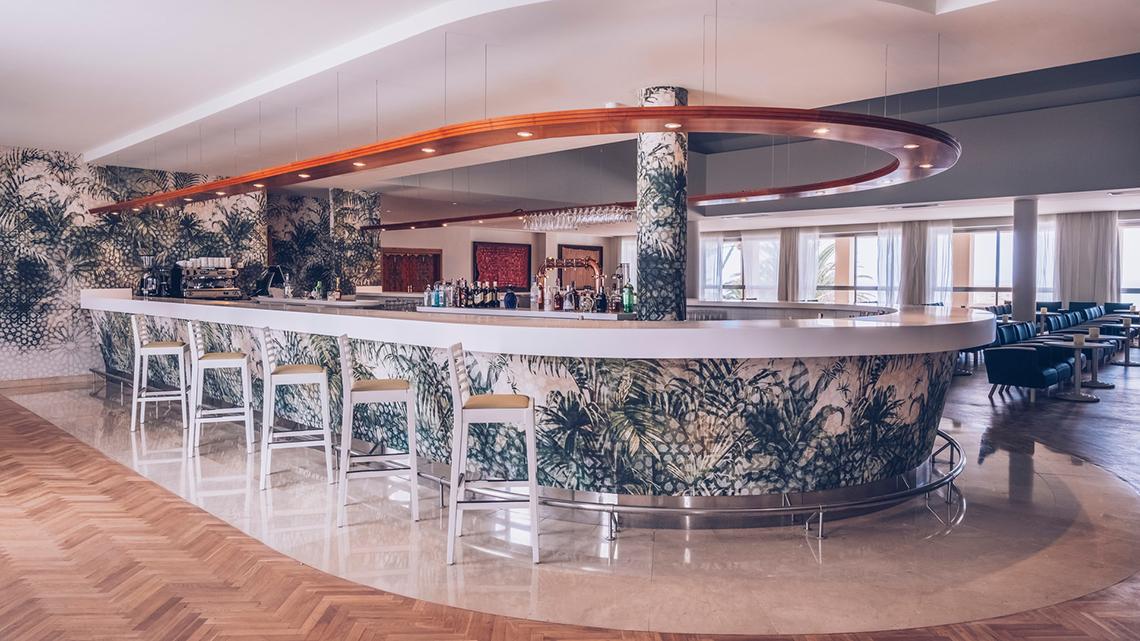 Bar im Iberostar Selection Fuerteventura Palace Hotel mit tropischem Design.