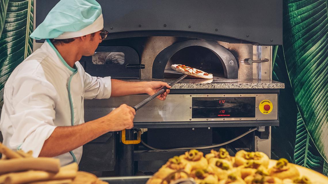 Koch im Hotel Iberostar Selection Fuerteventura Palace bereitet Pizza zu