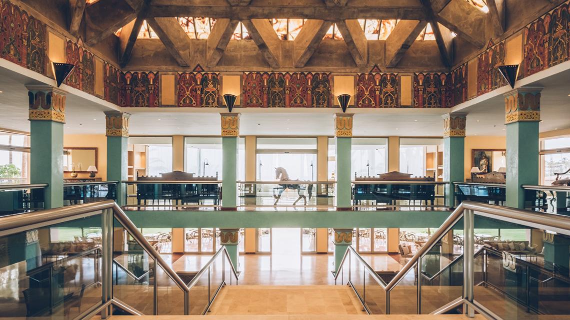 Innenansicht der Lobby im Iberostar Selection Fuerteventura Palace mit Glasbalkonen und gemusterten Säulen.
