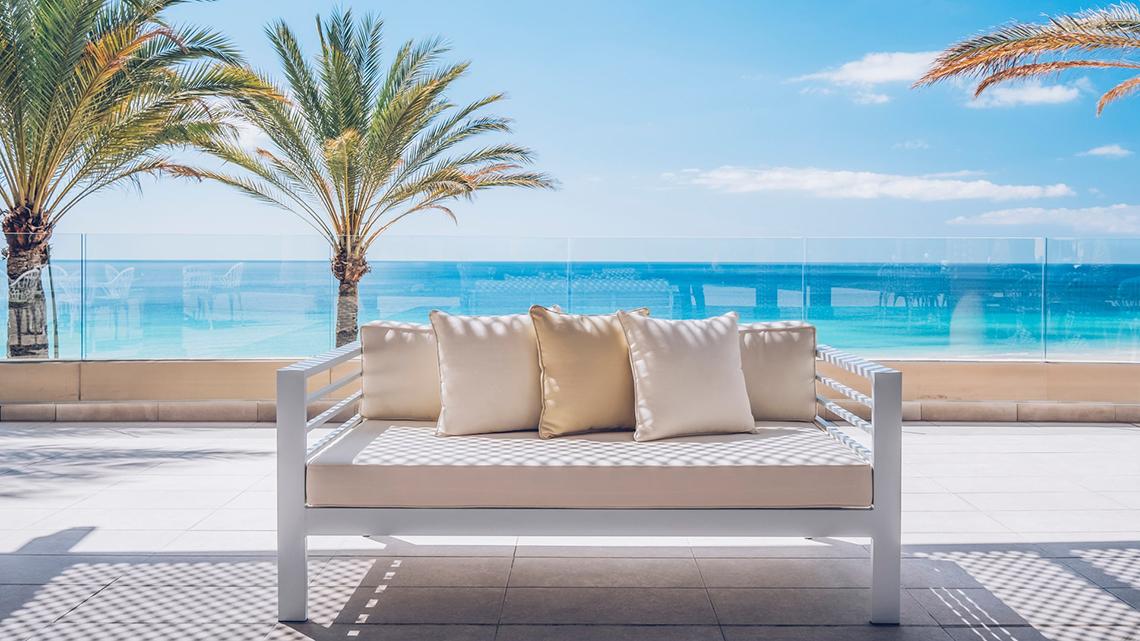 Terrasse mit Sofa und Palmen im Iberostar Selection Fuerteventura Palace