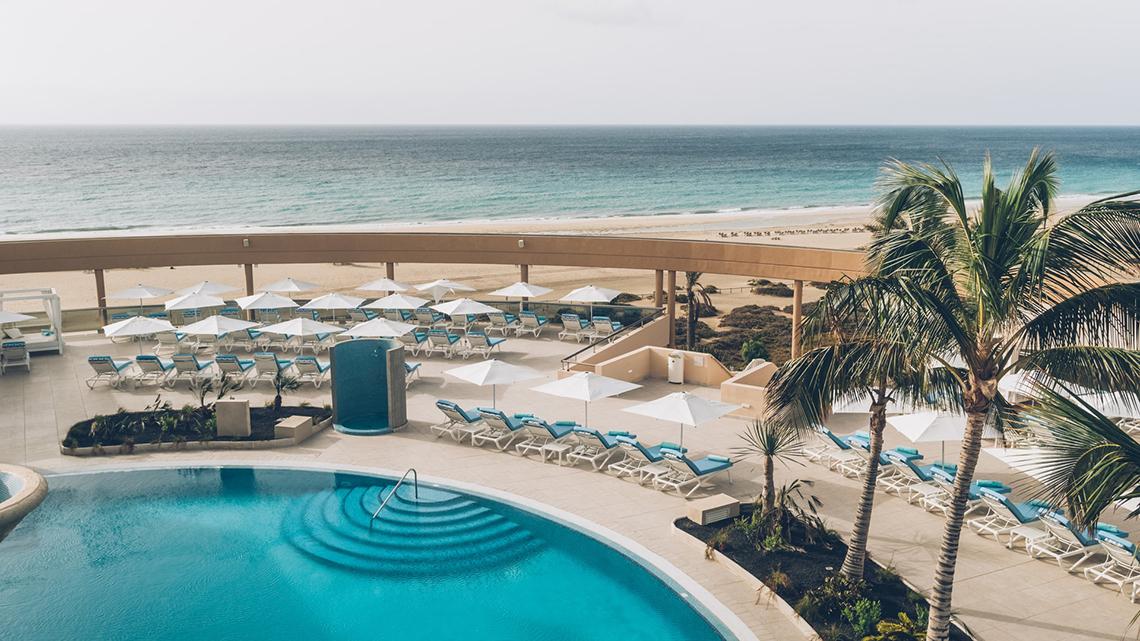 Luftaufnahme des Pools und der Sonnenliegen des Iberostar Selection Fuerteventura Palace am Strand