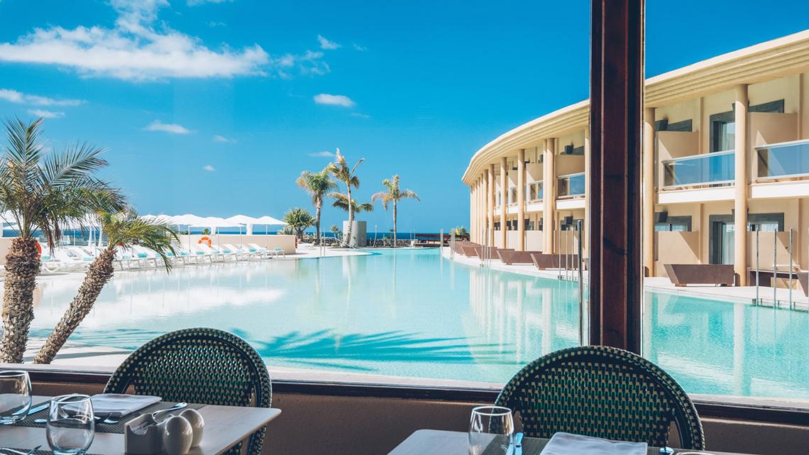 Blick auf den Poolbereich des Iberostar Selection Fuerteventura Palace Hotels