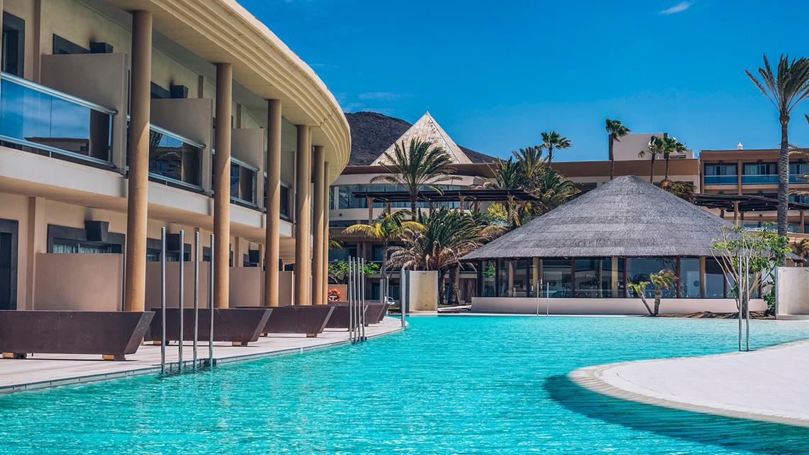 Außenpool des Iberostar Selection Fuerteventura Palace Hotels mit umliegenden Gebäuden und Palmen
