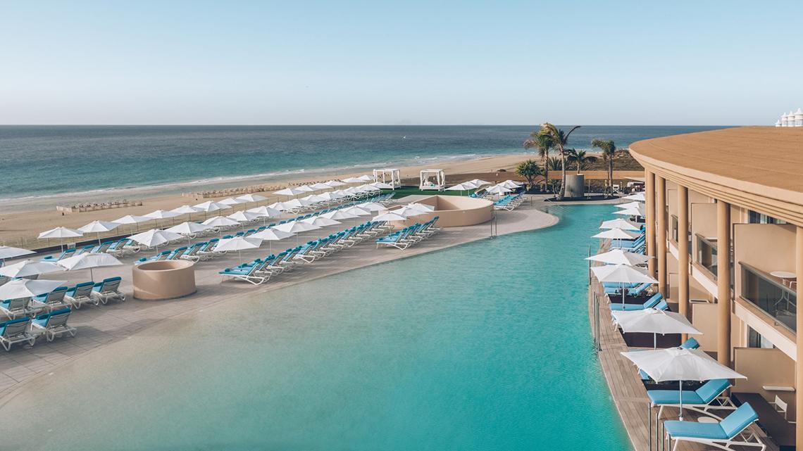 Poolbereich des Iberostar Selection Fuerteventura Palace mit vielen Sonnenliegen und Schirmen.