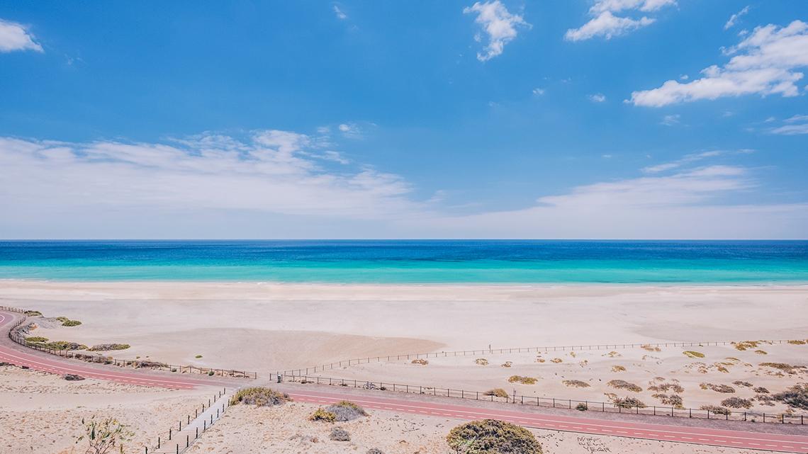 Strand des Iberostar Selection Fuerteventura Palace mit blauem Himmel und Ozean
