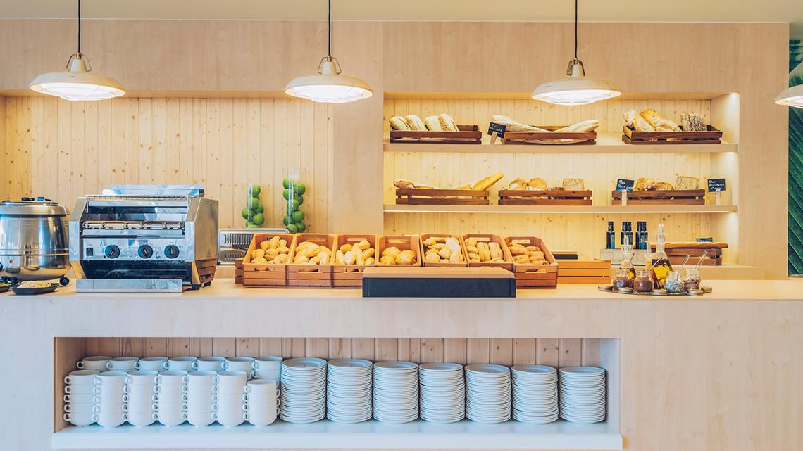 Frühstücksbuffet im Iberostar Selection Fuerteventura Palace Hotel mit Brot, Kaffee und Geschirr.