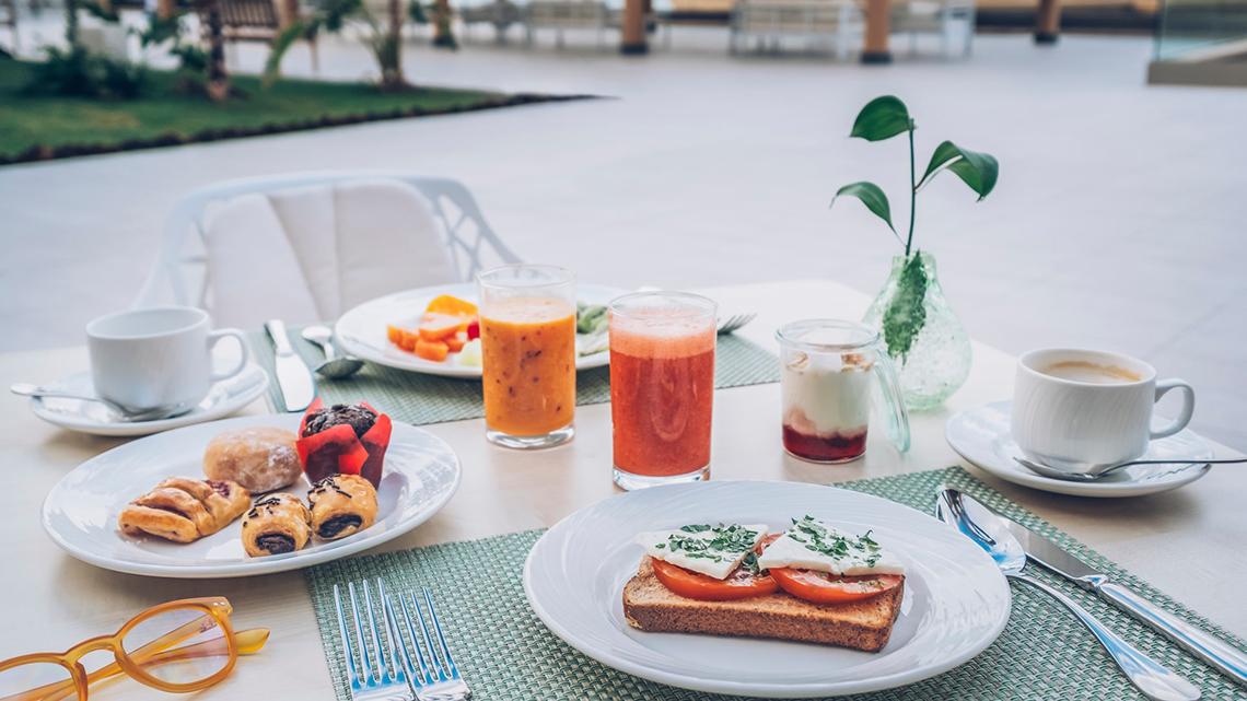 Frühstücksbuffet im Iberostar Selection Fuerteventura Palace mit verschiedenen Gerichten, Getränken und Utensilien.