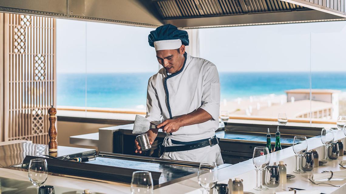 Koch im Iberostar Selection Fuerteventura Palace mit Blick auf das Meer