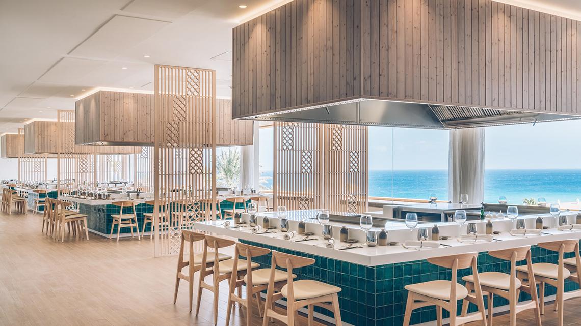 Innenraum des Iberostar Selection Fuerteventura Palace mit Blick auf das Meer.
